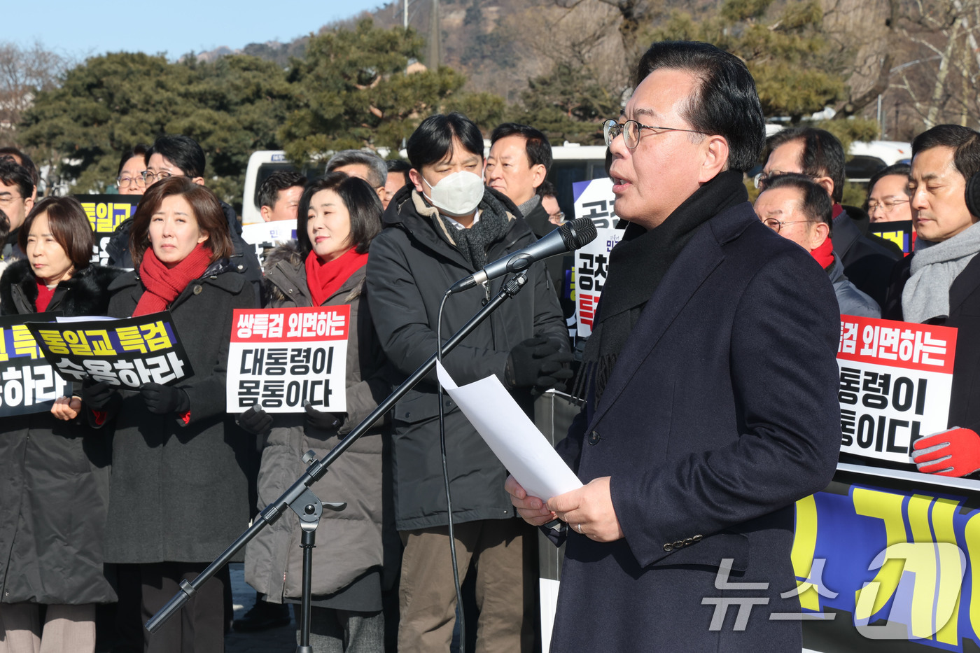 (서울=뉴스1) 이광호 기자 = 송언석 국민의힘 원내대표가 20일 오전 서울 중로구 청와대 분수대 앞에서 열린 통일교 게이트 및 더불어민주당 공천뇌물 특검 촉구 규탄대회에서 규탄사 …