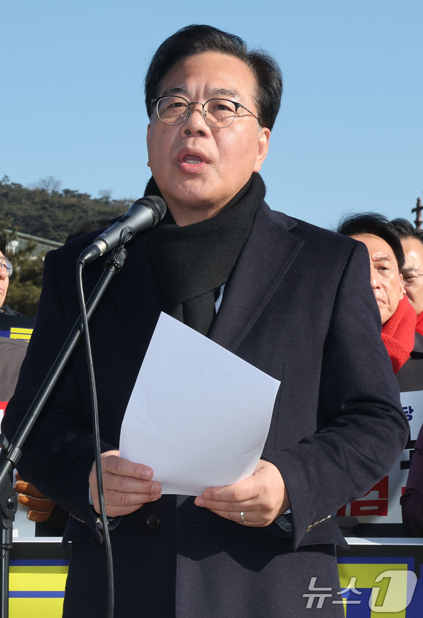 (서울=뉴스1) 이광호 기자 = 송언석 국민의힘 원내대표가 20일 오전 서울 중로구 청와대 분수대 앞에서 열린 통일교 게이트 및 더불어민주당 공천뇌물 특검 촉구 규탄대회에서 규탄사 …