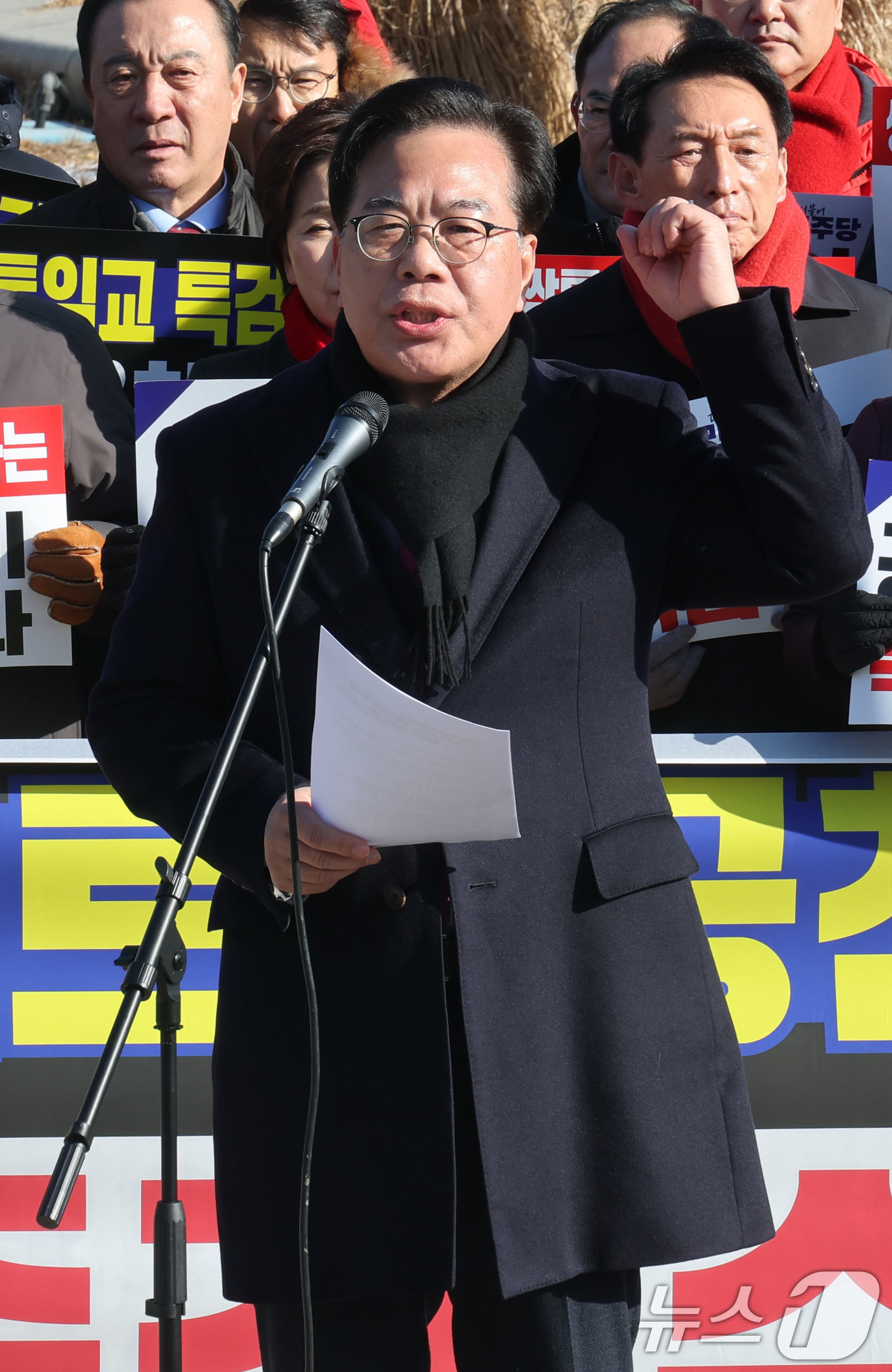 (서울=뉴스1) 이광호 기자 = 송언석 국민의힘 원내대표가 20일 오전 서울 중로구 청와대 분수대 앞에서 열린 통일교 게이트 및 더불어민주당 공천뇌물 특검 촉구 규탄대회에서 규탄사 …