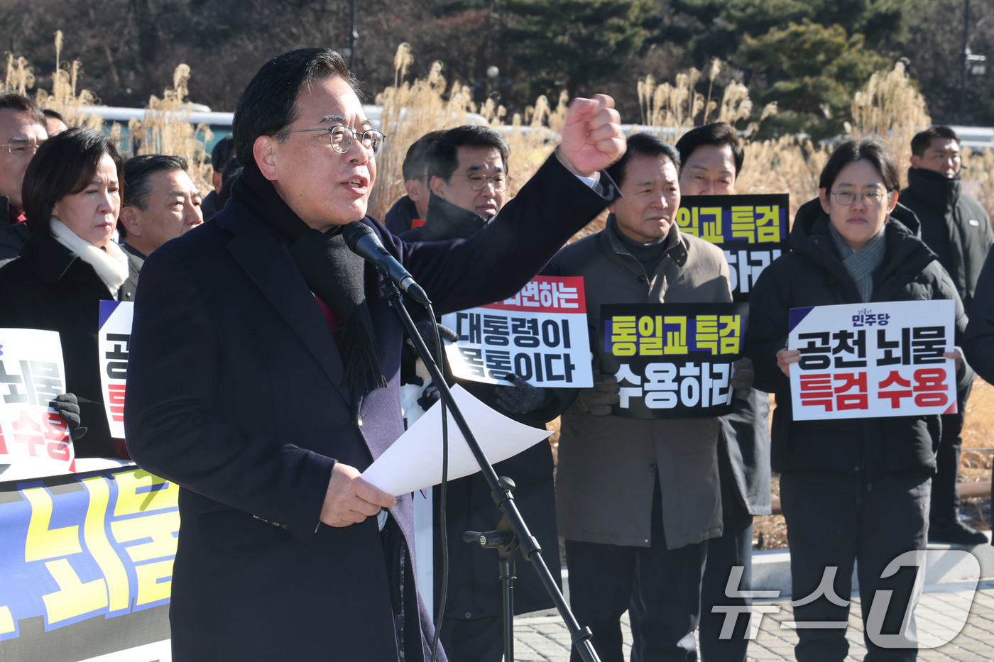 (서울=뉴스1) 이광호 기자 = 송언석 국민의힘 원내대표가 20일 오전 서울 중로구 청와대 분수대 앞에서 열린 통일교 게이트 및 더불어민주당 공천뇌물 특검 촉구 규탄대회에서 규탄사 …