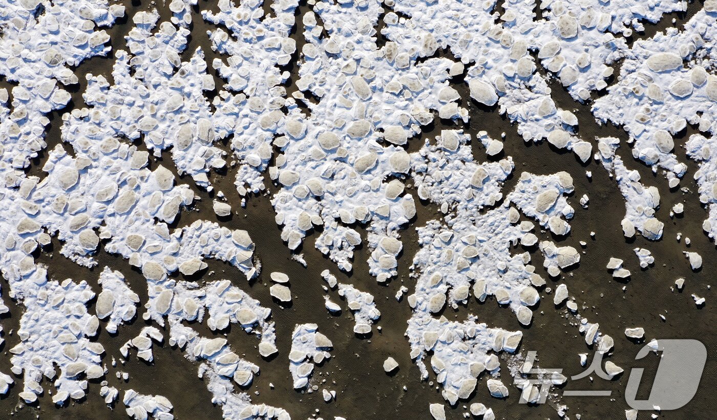 본문 이미지 - '1년 중 가장 춥다'는 절기상 대한(大寒)인 20일 경기 화성시 우정읍의 갯벌이 얼어있다. 기상청은 이번 한파가 21~22일까지 이어지며 절정에 달할 가능성이 크다고 보고 있다. 2026.1.20/뉴스1 ⓒ News1 김영운 기자