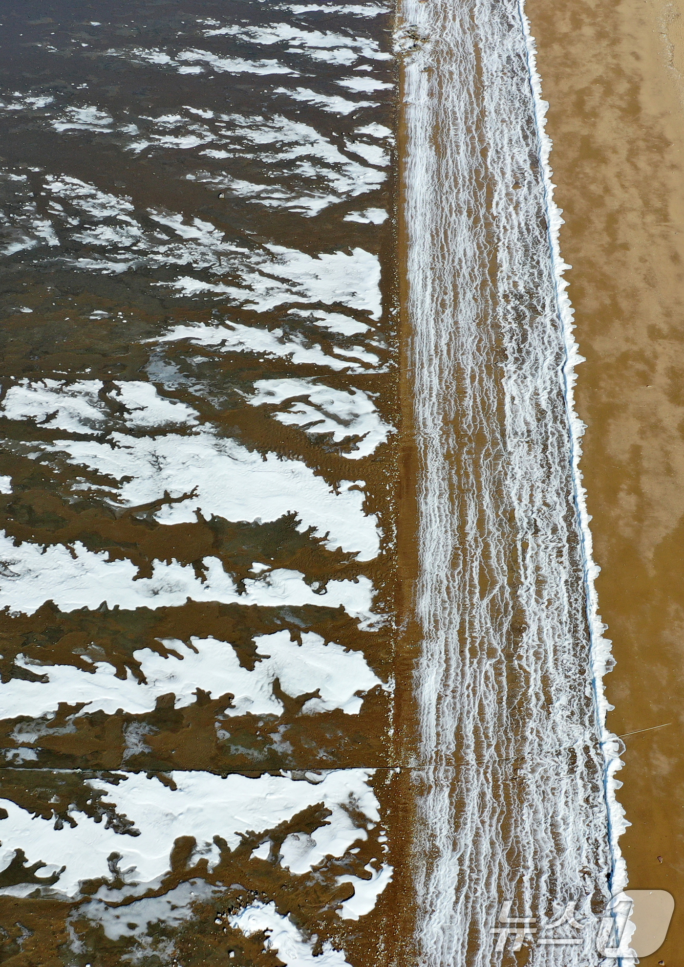 (화성=뉴스1) 김영운 기자 = '1년 중 가장 춥다'는 절기상 대한(大寒)인 20일 경기 화성시 서신면 궁평항 인근의 갯벌이 얼어있다.기상청은 이번 한파가 21~22일까지 이어지 …