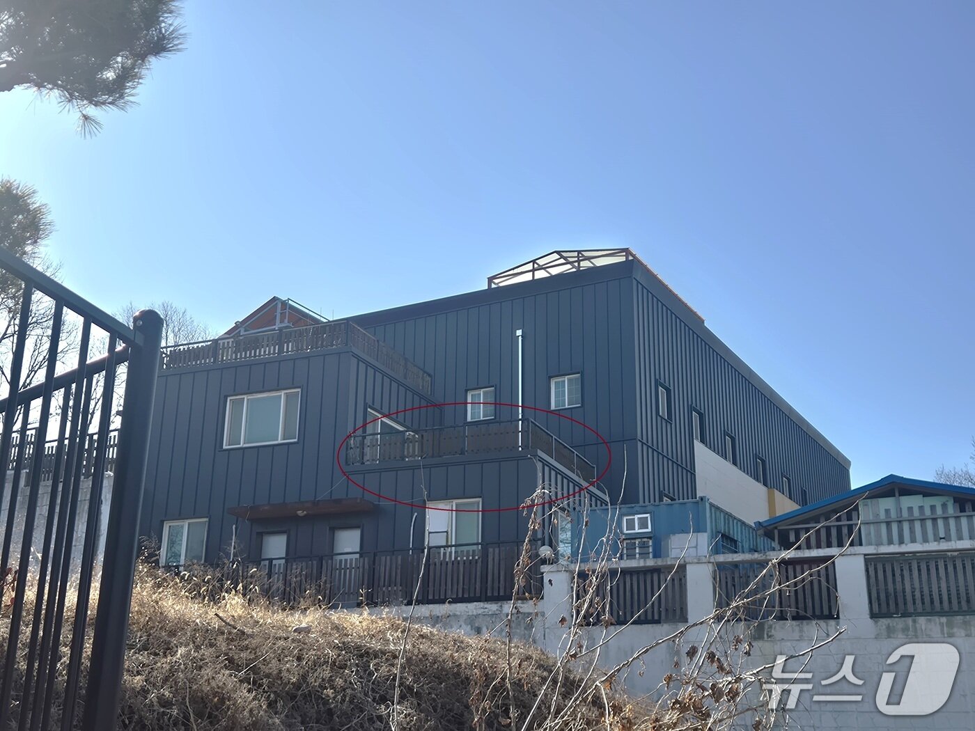 본문 이미지 - A 씨가 지목한 색동원 난간. 이시명기자/뉴스1