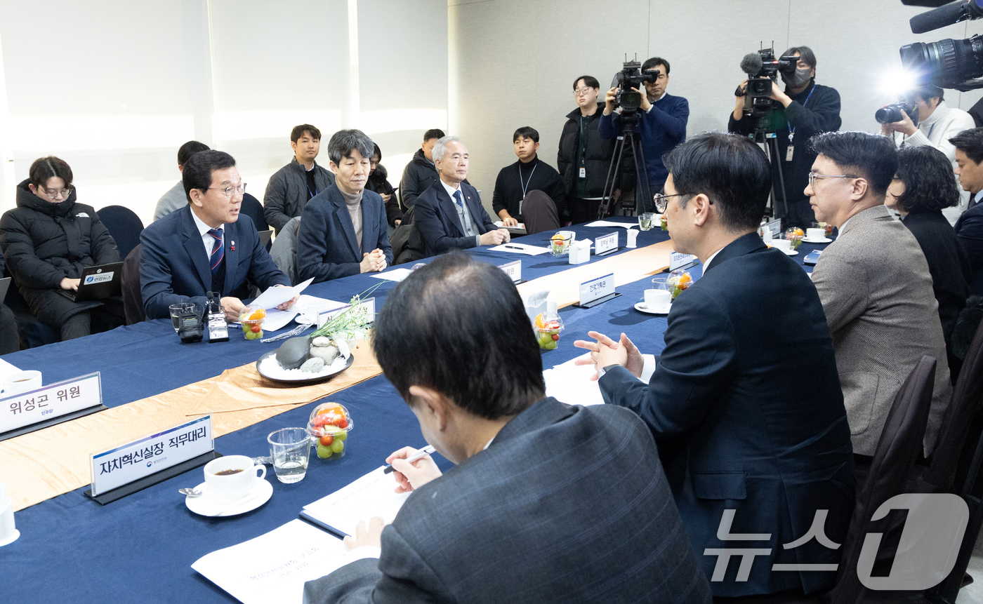 (서울=뉴스1) 이승배 기자 = 신정훈 국회 행정안전위원장이 20일 서울 여의도 국회에서 열린 행정통합 관련 행정안전부 보고에서 인사말하고 있다. 2026.1.20/뉴스1