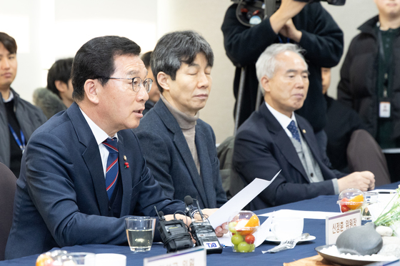 인사말하는 신정훈 국회행안위원장