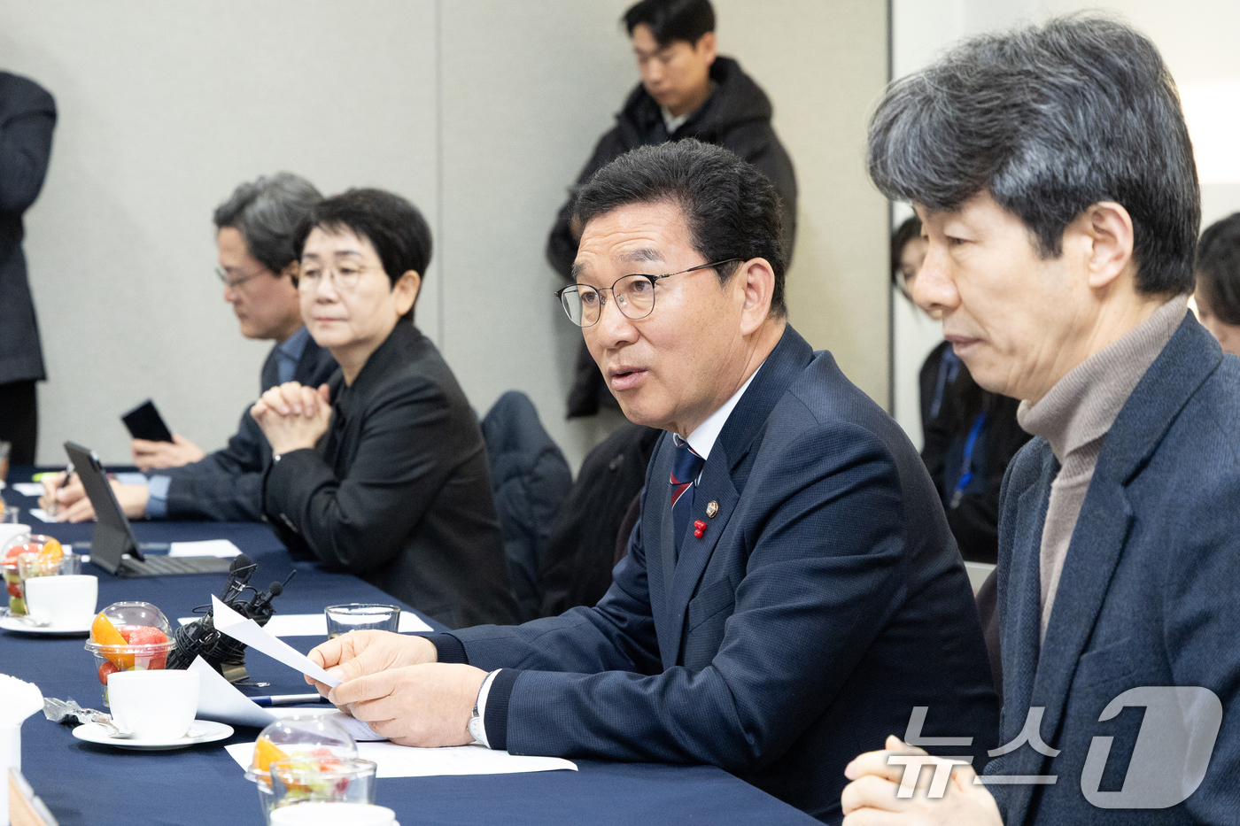 (서울=뉴스1) 이승배 기자 = 신정훈 국회 행정안전위원장이 20일 서울 여의도 국회에서 열린 행정통합 관련 행정안전부 보고에서 인사말하고 있다. 2026.1.20/뉴스1