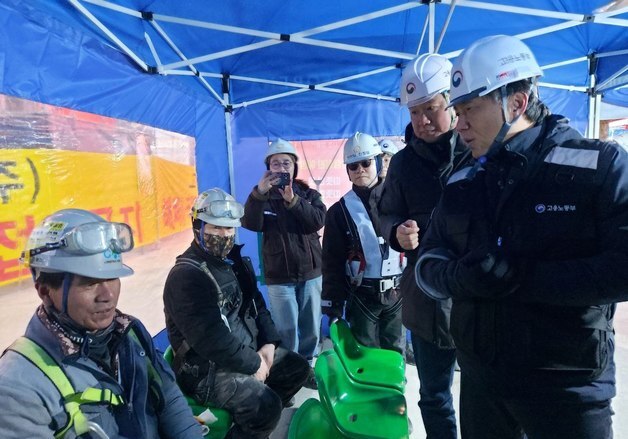 노동부 "한파시 옥외 작업시간 오전 6시→9시 늦춰야"