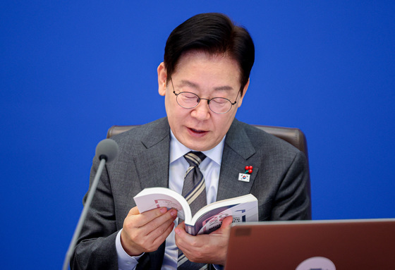 자료집 살펴보는 이재명 대통령