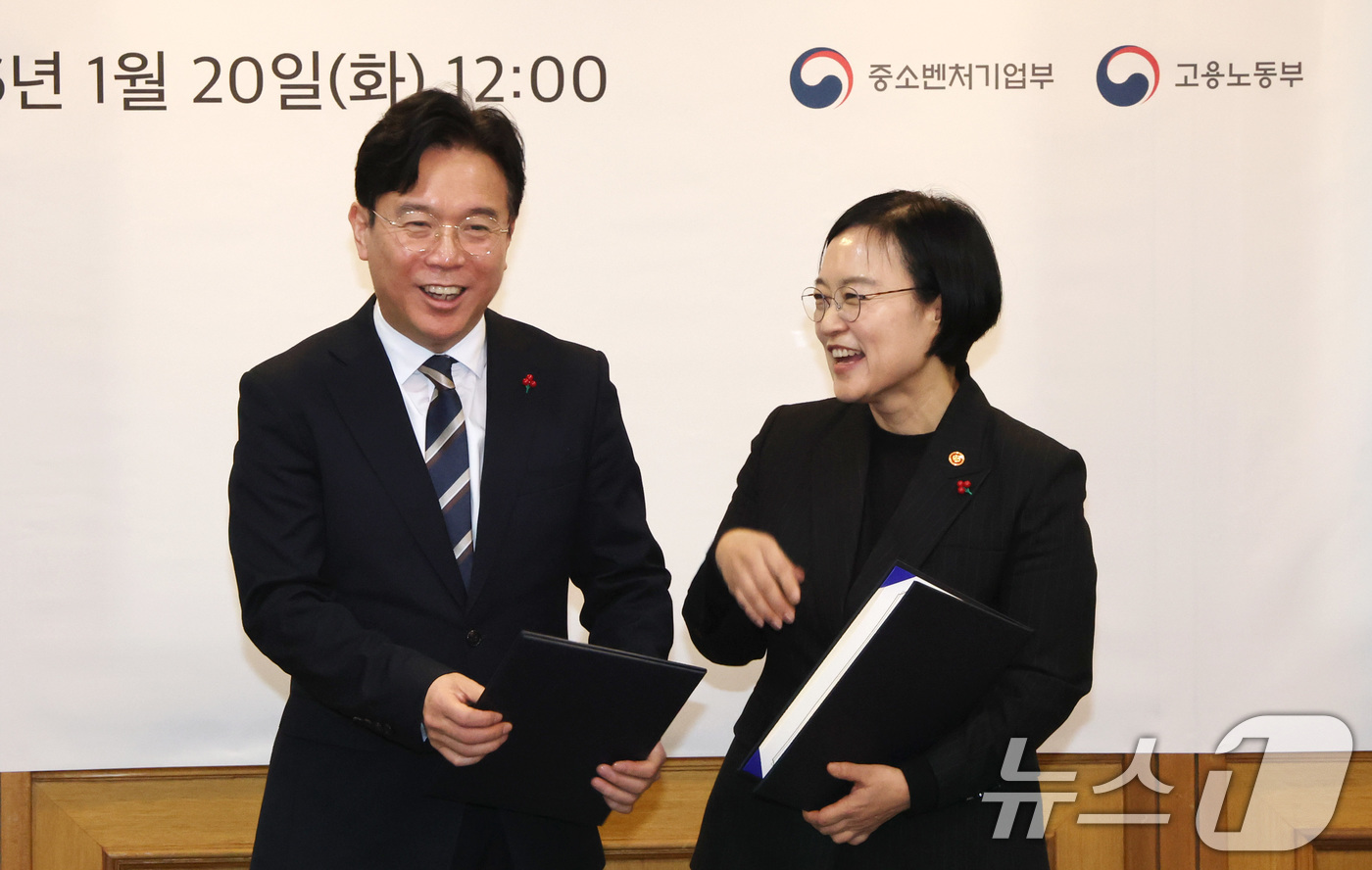 (서울=뉴스1) 임세영 기자 = 김영훈 고용노동부 장관과 한성숙 중소벤처기업부 장관이 20일 서울 종로구 정부서울청사에서 열린 중소기업·소상공인 지원 활성화 및 청년 일자리 확대를 …