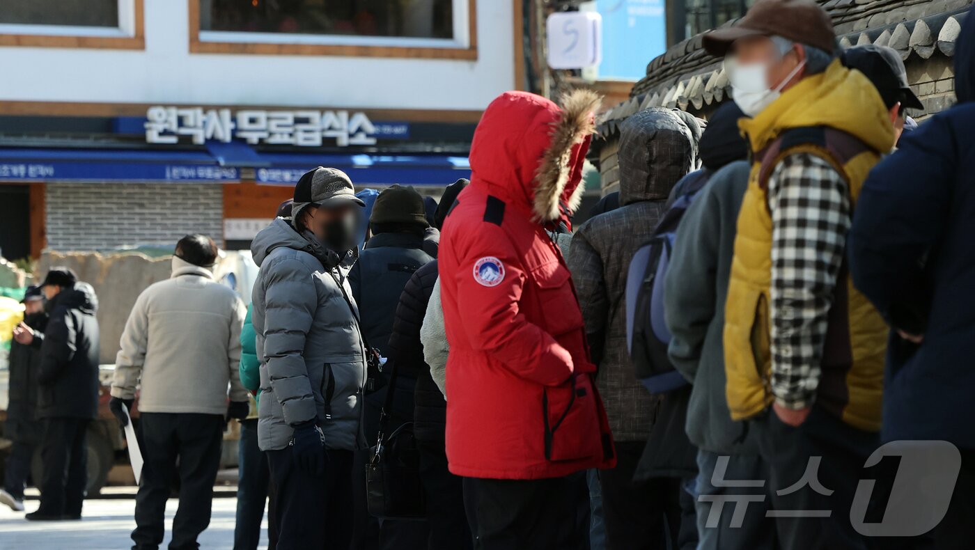 본문 이미지 - 절기상 대한(大寒)이자 한파특보가 발효된 20일 서울 종로구 탑골공원 원각사 노인 무료급식소를 찾은 어르신들이 식사를 위해 줄을 서 있다. 2026.1.20 ⓒ 뉴스1 김진환 기자