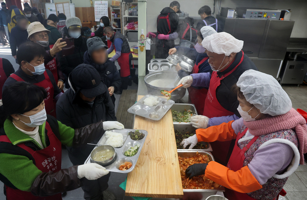 한파특보 속 무료급식소 찾은 어르신들