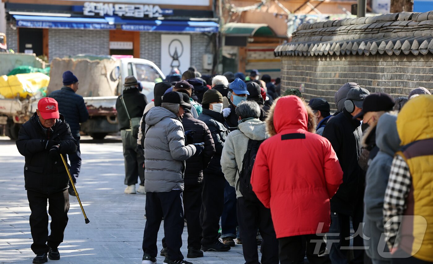 본문 이미지 - 서울 종로구 탑골공원 원각사 노인 무료급식소. ⓒ 뉴스1 김진환 기자