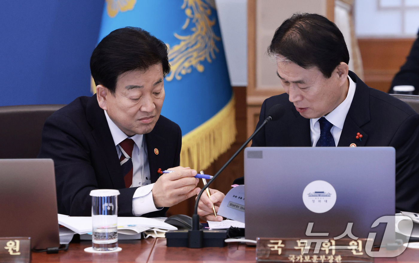 (서울=뉴스1) 허경 기자 = 정동영 통일부 장관(왼쪽)과 권오을 국가보훈부 장관이 20일 청와대에서 열린 국무회의에서 대화를 하고 있다. 2026.1.20/뉴스1