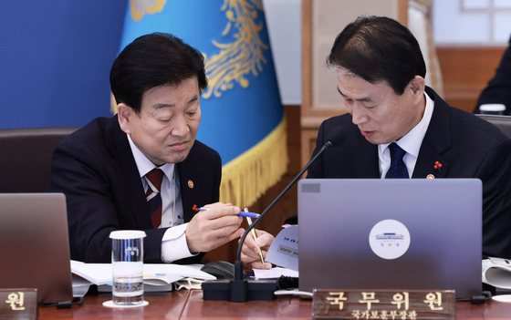 대화하는 정동영·권오을 장관