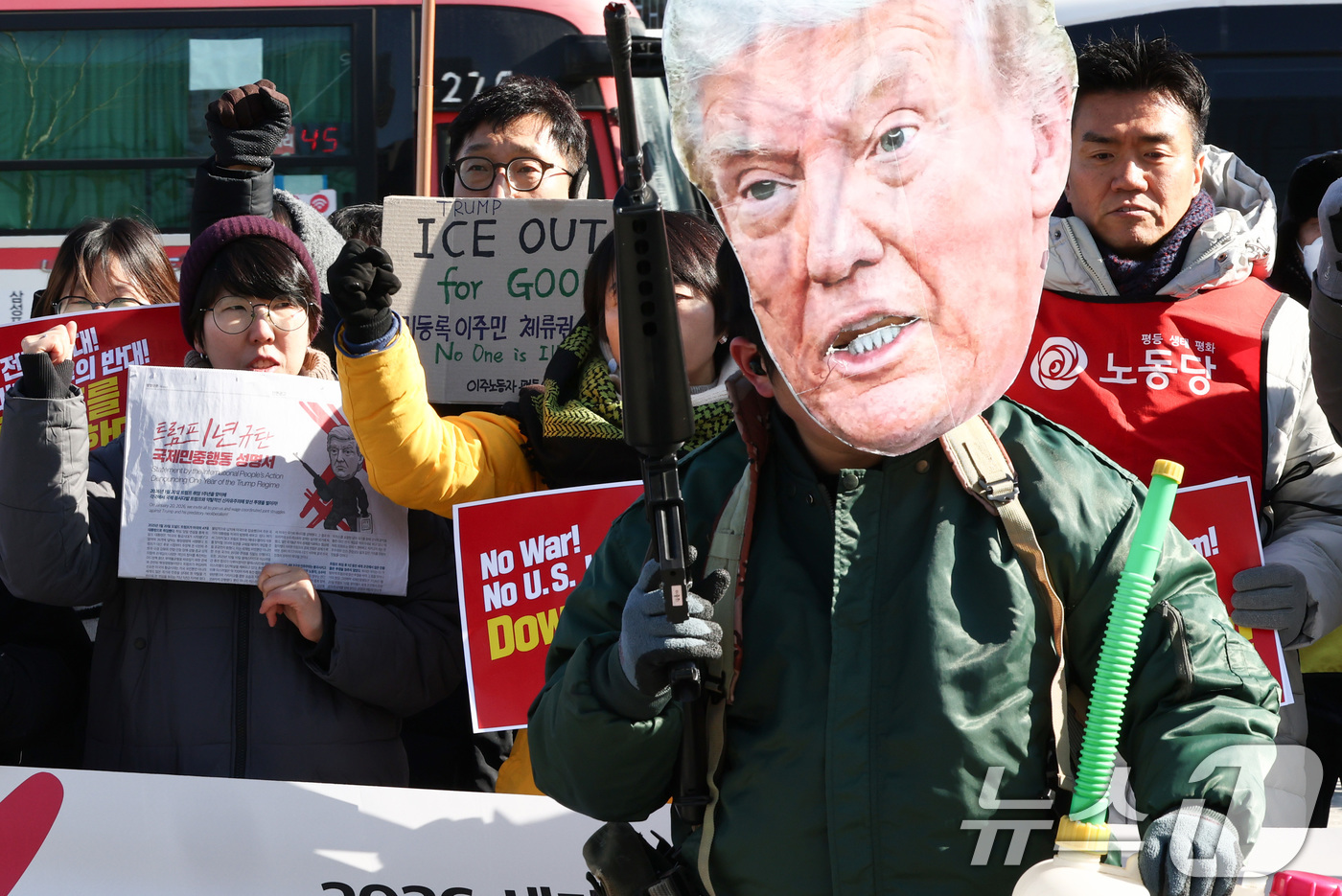 (서울=뉴스1) 최지환 기자 = 20일 서울 종로구 주한미국대사관 앞에서 트럼프 1년 규탄 국제민중공동행동 조직위원회를 비롯한 시민단체 회원들이 '트럼프 1년 규탄 국제민중행동 국 …