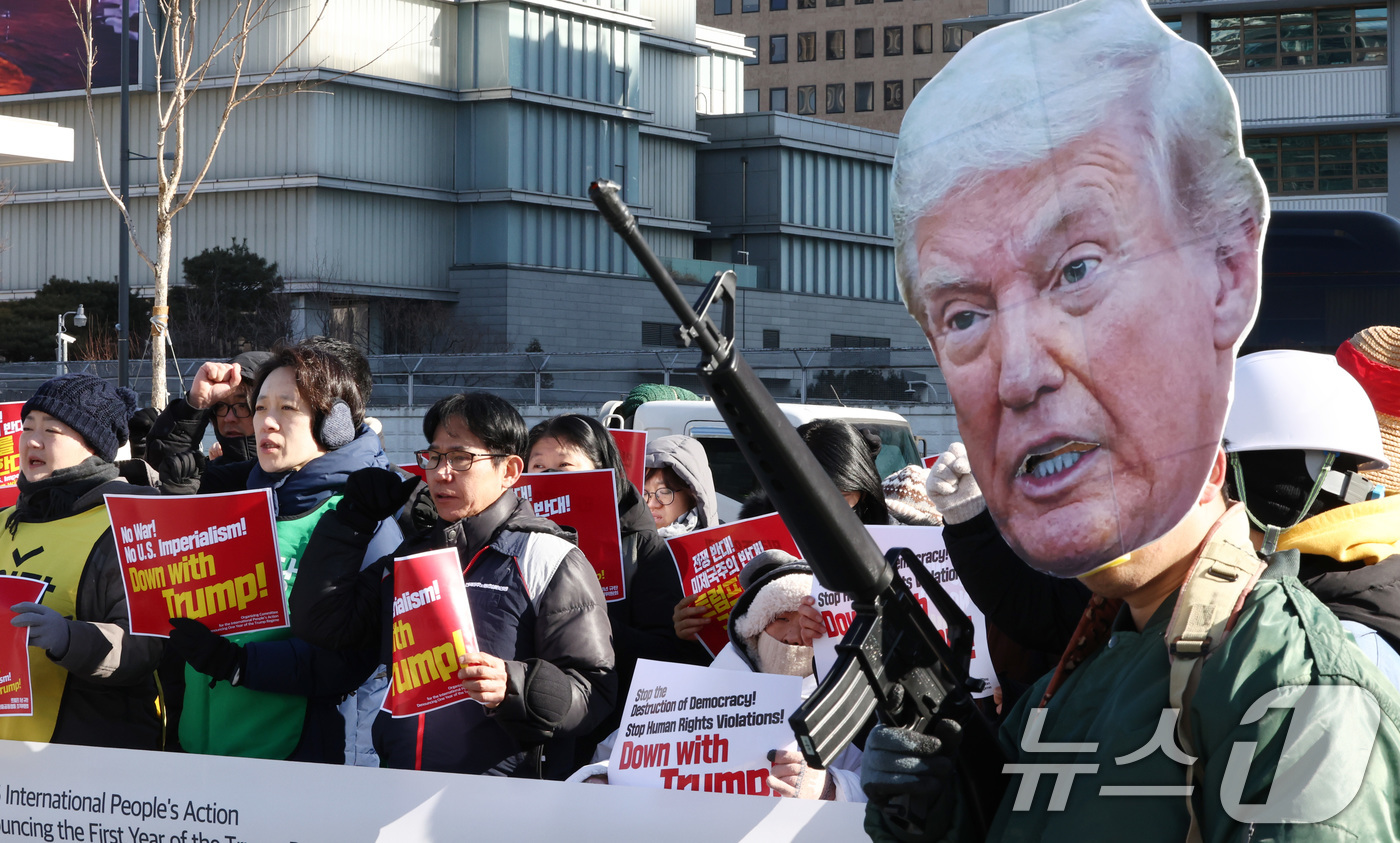 (서울=뉴스1) 최지환 기자 = 20일 서울 종로구 주한미국대사관 앞에서 트럼프 1년 규탄 국제민중공동행동 조직위원회를 비롯한 시민단체 회원들이 '트럼프 1년 규탄 국제민중행동 국 …