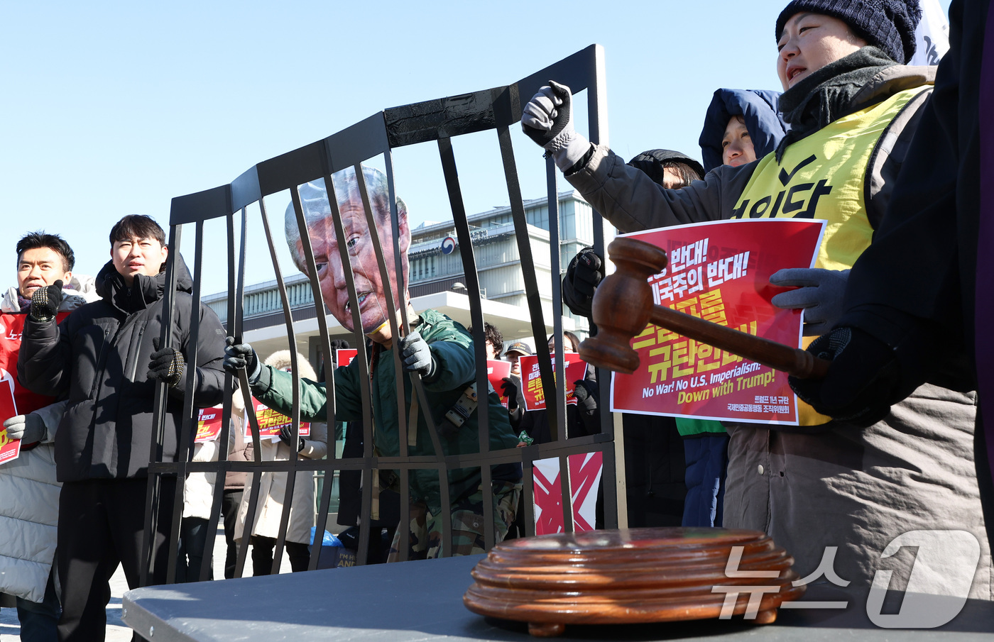 (서울=뉴스1) 최지환 기자 = 20일 서울 종로구 주한미국대사관 앞에서 열린 '트럼프 1년 규탄 국제민중행동 국제민중재판'에서 참가자들이 트럼프 대통령에게 유죄를 선고하는 퍼포먼 …