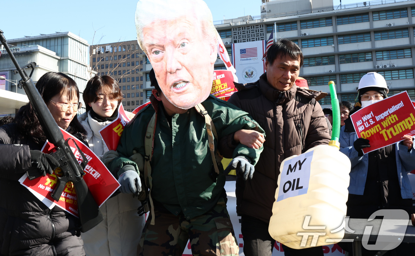 (서울=뉴스1) 최지환 기자 = 20일 서울 종로구 주한미국대사관 앞에서 열린 '트럼프 1년 규탄 국제민중행동 국제민중재판'에서 참가자들이 트럼프 대통령에게 유죄를 선고하는 퍼포먼 …