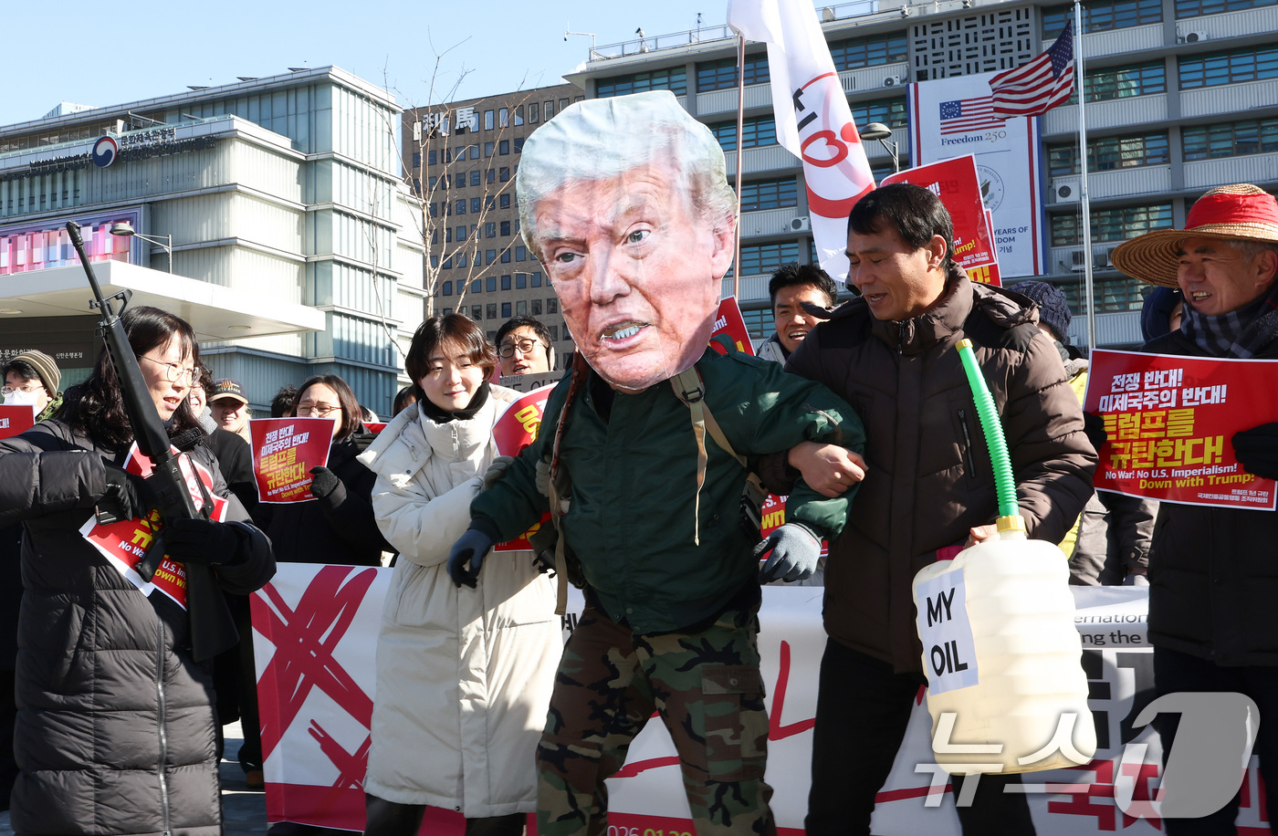 (서울=뉴스1) 최지환 기자 = 20일 서울 종로구 주한미국대사관 앞에서 열린 '트럼프 1년 규탄' 기자회견에서 참가자들이 트럼프 대통령에게 유죄를 선고하는 퍼포먼스를 하고 있다. …