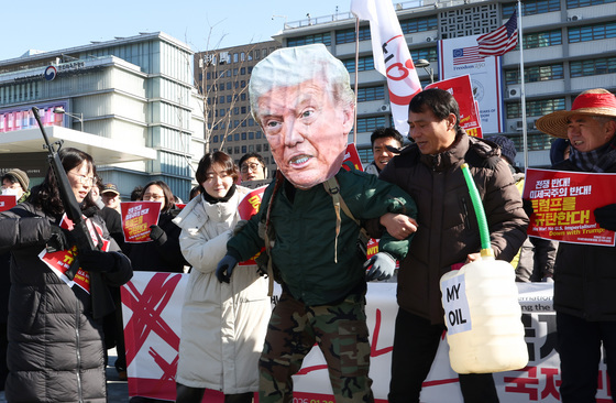 트럼프 대통령 체포 퍼포먼스하는 시민단체