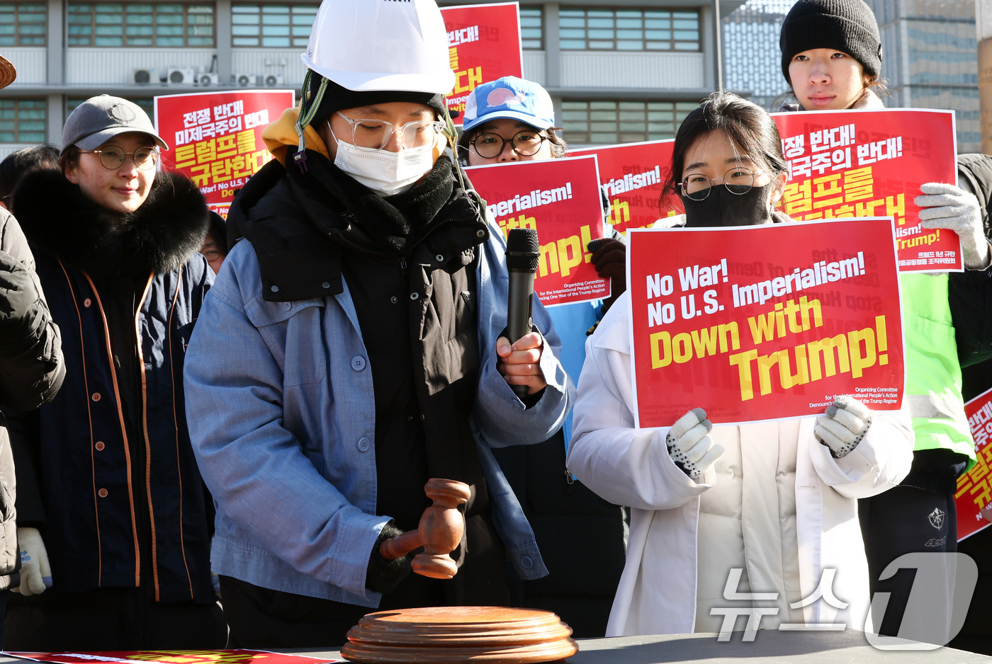 (서울=뉴스1) 최지환 기자 = 20일 서울 종로구 주한미국대사관 앞에서 열린 '트럼프 1년 규탄 국제민중행동 국제민중재판'에서 참가자들이 트럼프 대통령에게 유죄를 선고하는 퍼포먼 …