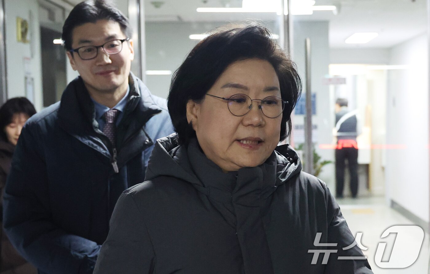 본문 이미지 - 이혜훈 기획예산처 장관 후보자가 20일 오후 서울 중구 예금보험공사에 마련된 인사청문회 준비사무실에서 점심시간을 이용해 외부로 이동하고 있다. 2026.1.20/뉴스1 ⓒ News1 김명섭 기자