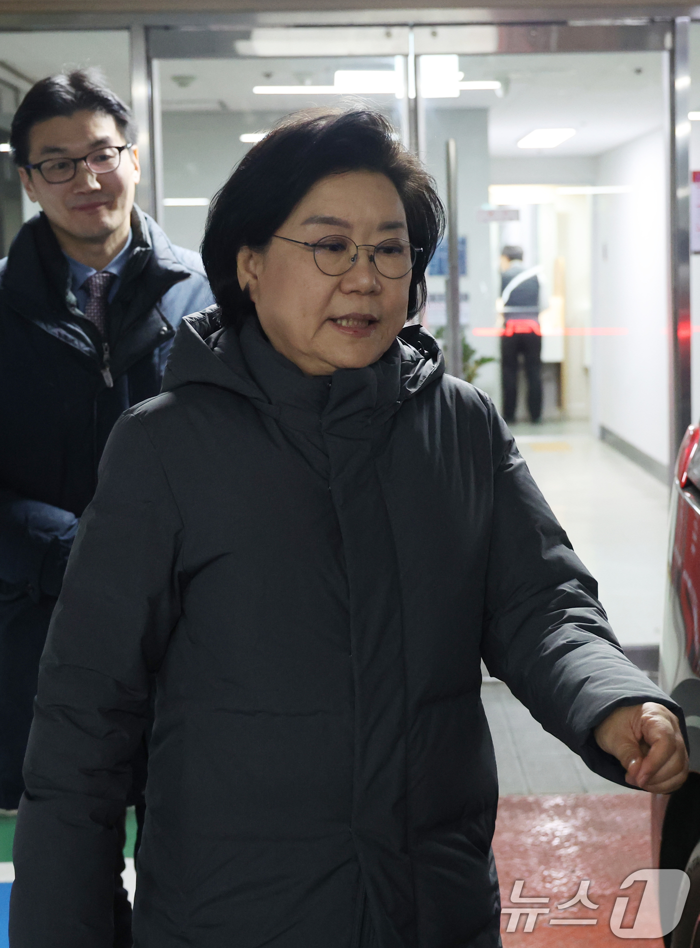 (서울=뉴스1) 김명섭 기자 = 이혜훈 기획예산처 장관 후보자가 20일 오후 서울 중구 예금보험공사에 마련된 인사청문회 준비 사무실에서 점심시간을 이용해 외부로 이동하고 있다. 2 …