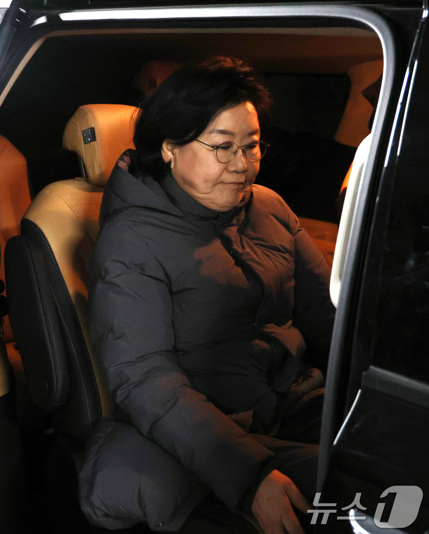 (서울=뉴스1) 김명섭 기자 = 이혜훈 기획예산처 장관 후보자가 20일 오후 서울 중구 예금보험공사에 마련된 인사청문회 준비 사무실에서 점심시간을 이용해 외부로 이동하고 있다. …