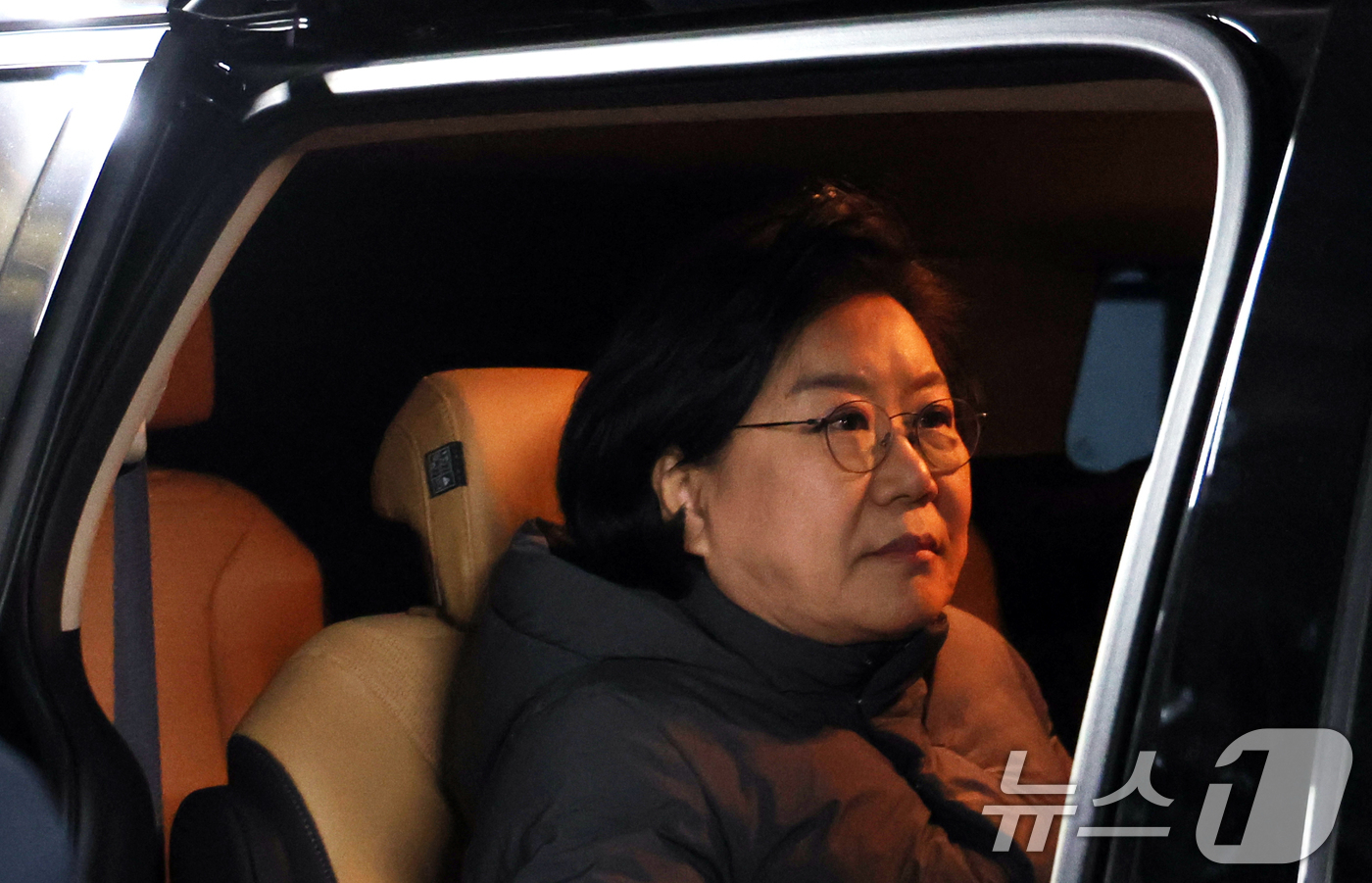 (서울=뉴스1) 김명섭 기자 = 이혜훈 기획예산처 장관 후보자가 20일 오후 서울 중구 예금보험공사에 마련된 인사청문회 준비 사무실에서 점심시간을 이용해 외부로 이동하고 있다. …