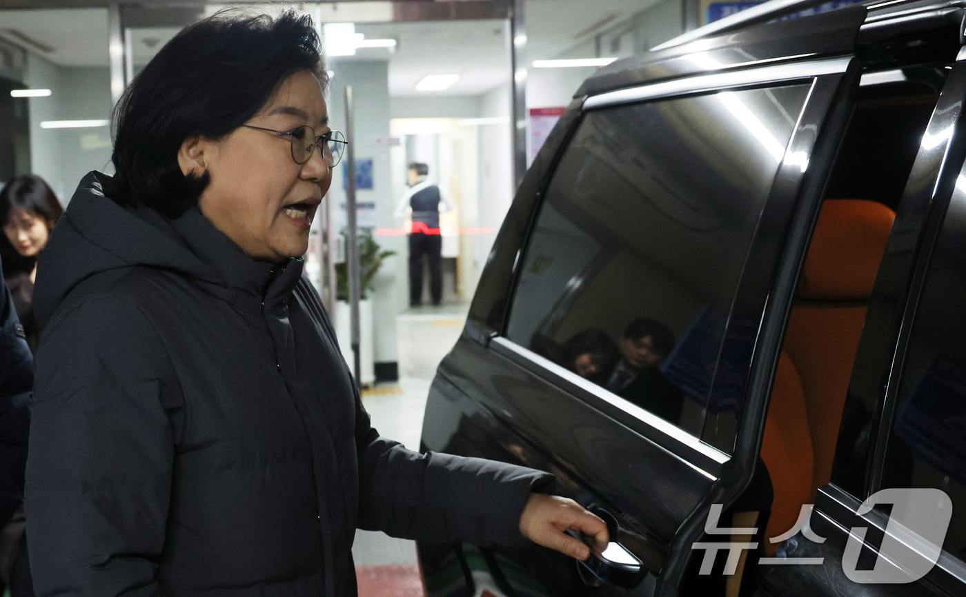 (서울=뉴스1) 김명섭 기자 = 이혜훈 기획예산처 장관 후보자가 20일 오후 서울 중구 예금보험공사에 마련된 인사청문회 준비 사무실에서 점심시간을 이용해 외부로 이동하고 있다. 2 …