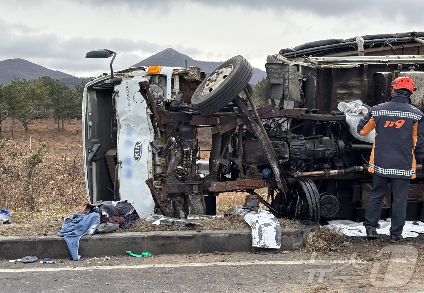 본문 이미지 - 20일 오전 11시3분쯤 제주도 제주시 애월읍 평화로 렛츠런파크 인근에서 전도된 2.5톤 화물차.2026.1.20/뉴스1 ⓒ News1 홍수영 기자