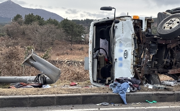제주 평화로서 대형 화물차 전도 사고…70대 운전자 사망
