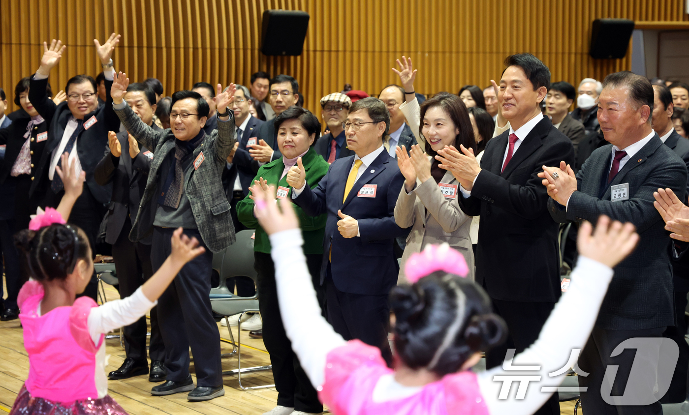 (서울=뉴스1) 김명섭 기자 = 20일 서울 중구 시청 다목적홀에서 열린 2026년 대한노인회 서울시연합회 신년인사회에서 고광선 서울시연합회장, 오세훈 서울시장, 최호정 서울시의회 …