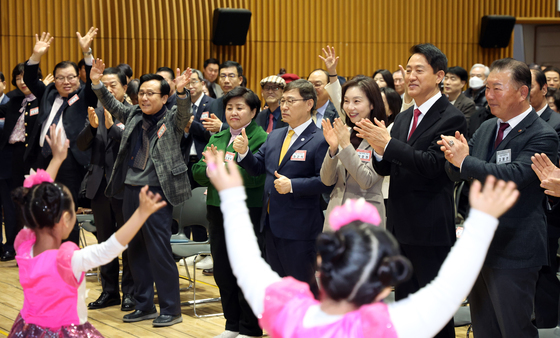 아이들 공연에 박수보내는 대한노인회 서울시연합회 신년인사회
