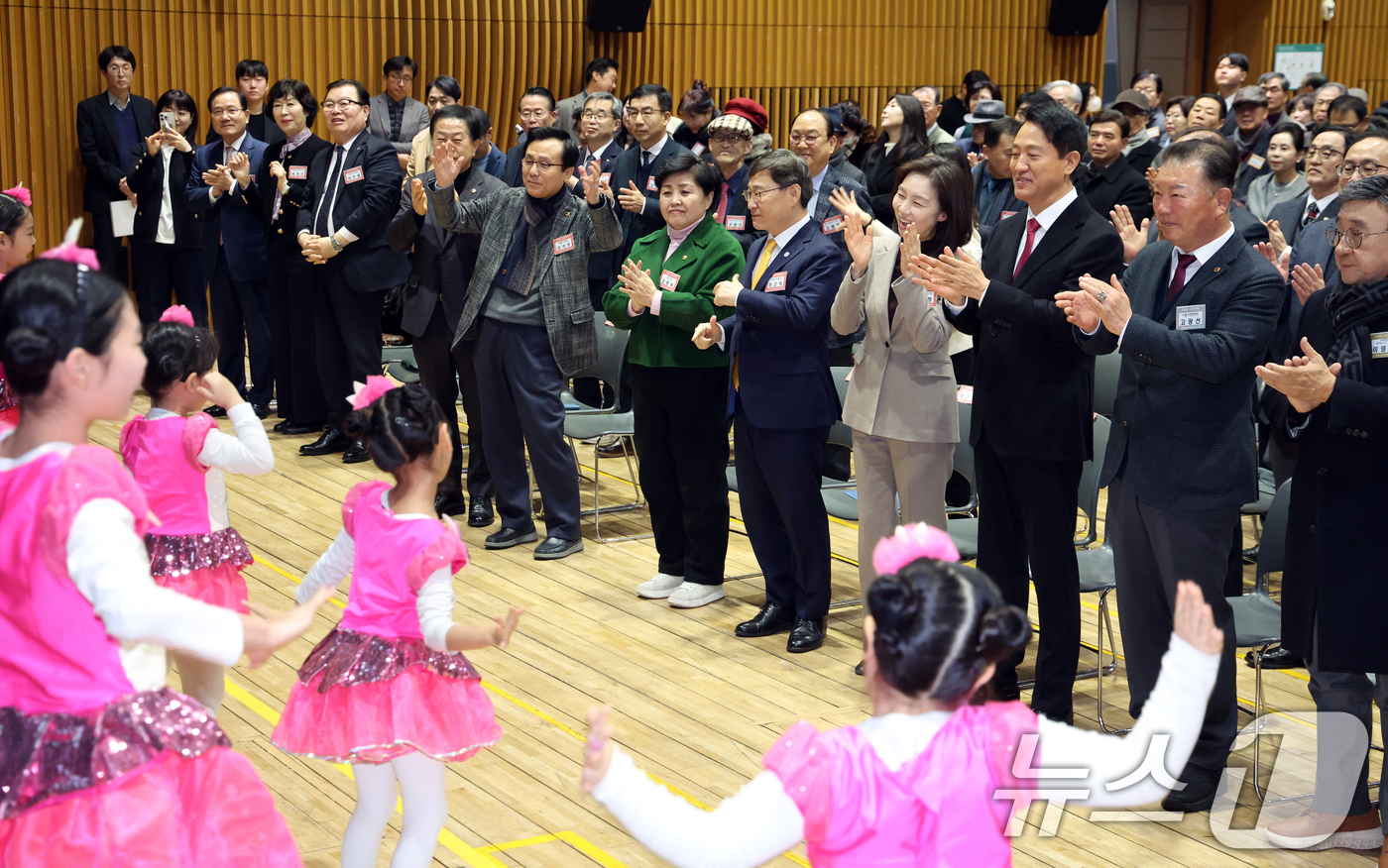 (서울=뉴스1) 김명섭 기자 = 20일 서울 중구 시청 다목적홀에서 열린 2026년 대한노인회 서울시연합회 신년인사회에서 고광선 서울시연합회장, 오세훈 서울시장, 최호정 서울시의회 …