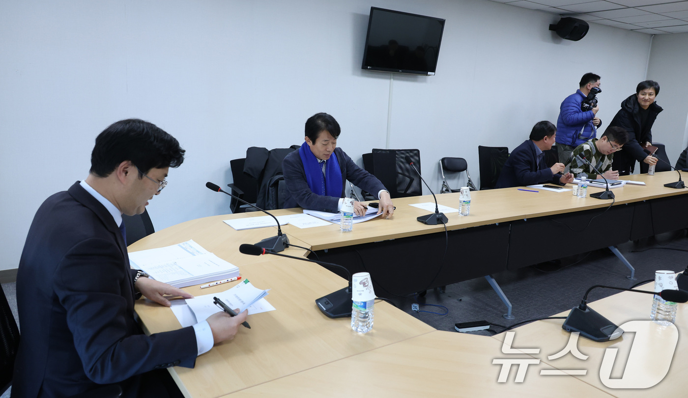 (서울=뉴스1) 신웅수 기자 = 이정문 위원장이 20일 서울 여의도 국회에서 열린 더불어민주당 디지털자산 태스크포스(TF) 회의를 주재하고 있다. 2026.1.20/뉴스1