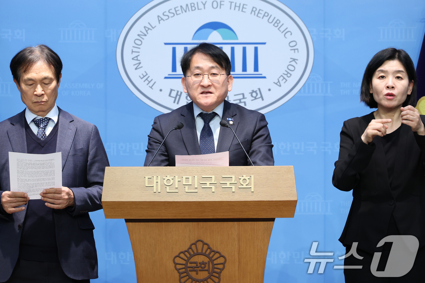 (서울=뉴스1) 신웅수 기자 = 차규근 조국혁신당 의원이 20일 서울 여의도 국회 소통관에서 정치개혁 광주대구 시민사회 2차 공동토론회 관련 기자회견을 하고 있다. 2026.1.2 …