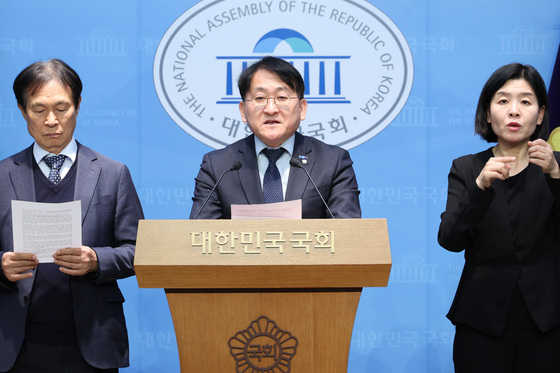 정치개혁 토론회 관련 기자회견하는 차규근