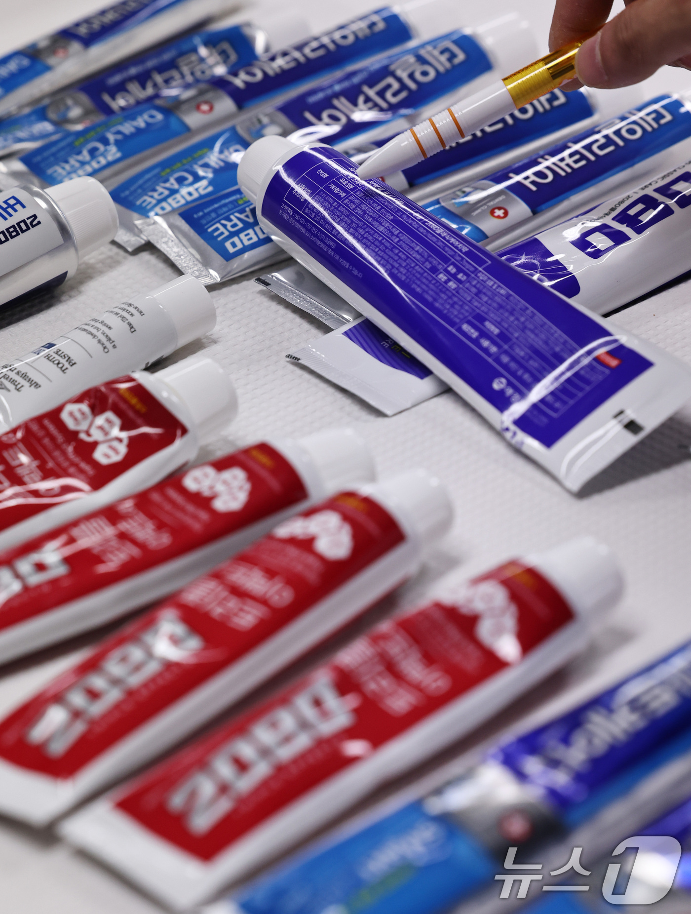 (서울=뉴스1) 구윤성 기자 = 20일 오후 양천구 서울지방식약청 브리핑실에 트리클로산이 검출된 애경 2080치약이 진열돼 있다.  식품의약품안전처는 최근 국내에서 사용 금지된 물 …