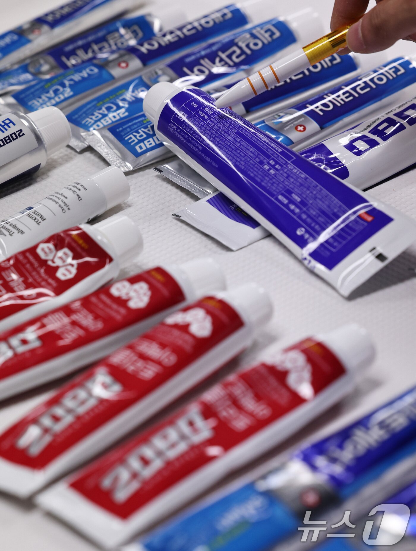 본문 이미지 - 20일 오후 양천구 서울지방식약청 브리핑실에 트리클로산이 검출된 애경 2080치약이 진열돼 있다. 2026.1.20/뉴스1 ⓒ News1 구윤성 기자
