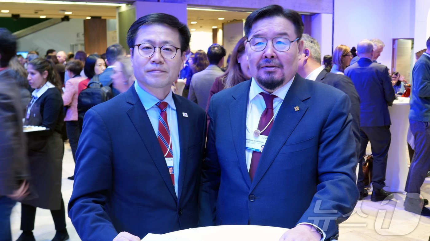 (서울=뉴스1) = 여한구 산업통상부 통상교섭본부장이 19일(현지시간) 스위스 다보스에서 잔단샤타르 곰보자브 몽골 총리와 면담 후 기념촬영을 하고 있다. (산업통상부 제공. 재판매 …