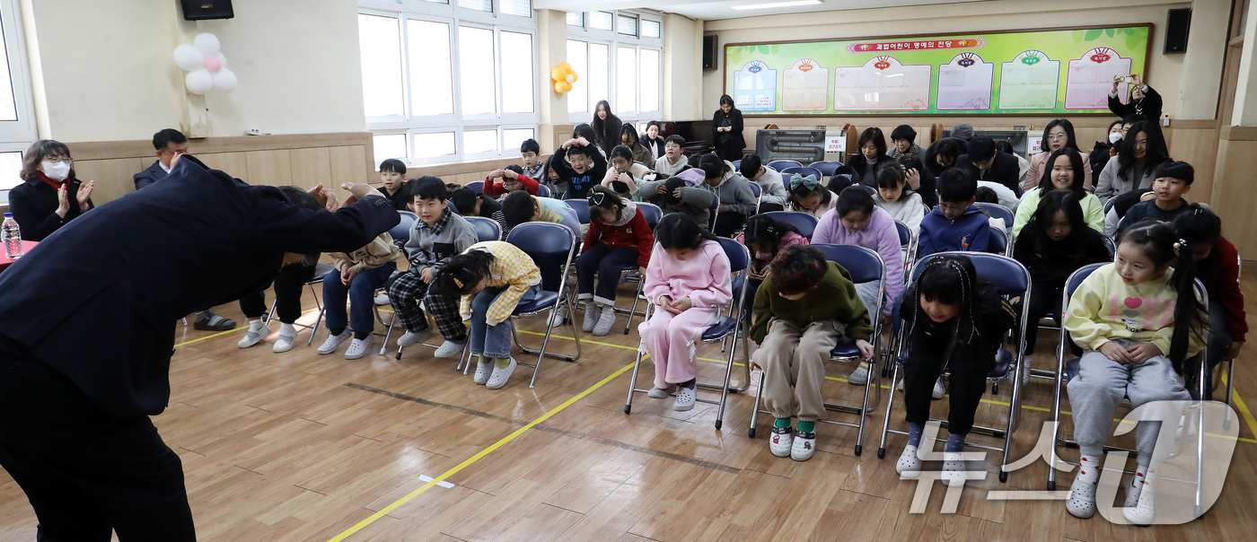 (부산=뉴스1) 윤일지 기자 = 20일 부산 사상구 괘법초등학교 동백관에서 열린 감전초와의 통합 전 이별식에서 교장 선생님이 손으로 하트를 만들며 재학생들에게 작별 인사를 하고 있 …