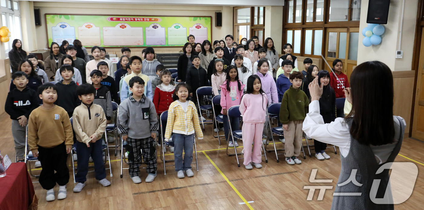 (부산=뉴스1) 윤일지 기자 = 20일 부산 사상구 괘법초등학교 동백관에서 열린 감전초와의 통합 전 이별식에서 재학생들이 교가를 부르고 있다.1982년 전교생 1261명의 대규모 …