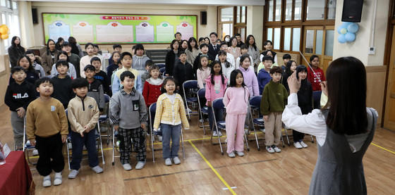 정든 학교서 부르는 마지막 교가