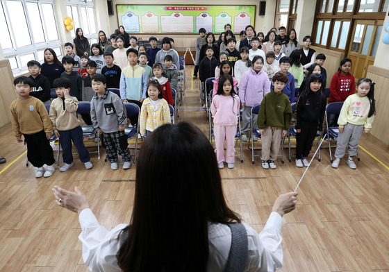 정든 학교서 부르는 마지막 교가