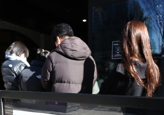 한파에도 '두쫀쿠' 기다리는 시민들