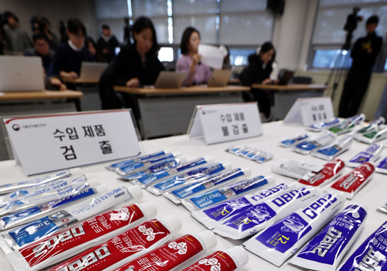 식약처 "애경 2080 치약 일부 수입제품에서 트리클로산 최대 0.16% 검출"