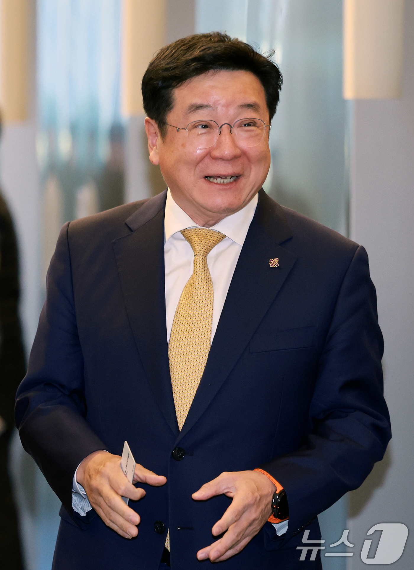 (서울=뉴스1) 이호윤 기자 = 이찬희 삼성 준법감시위원회 위원장이 20일 서울 서초구 삼성생명에서 열린 준범감시위원회 정례회의에 참석하기 전 취재진의 질문에 답하고 있다. 202 …