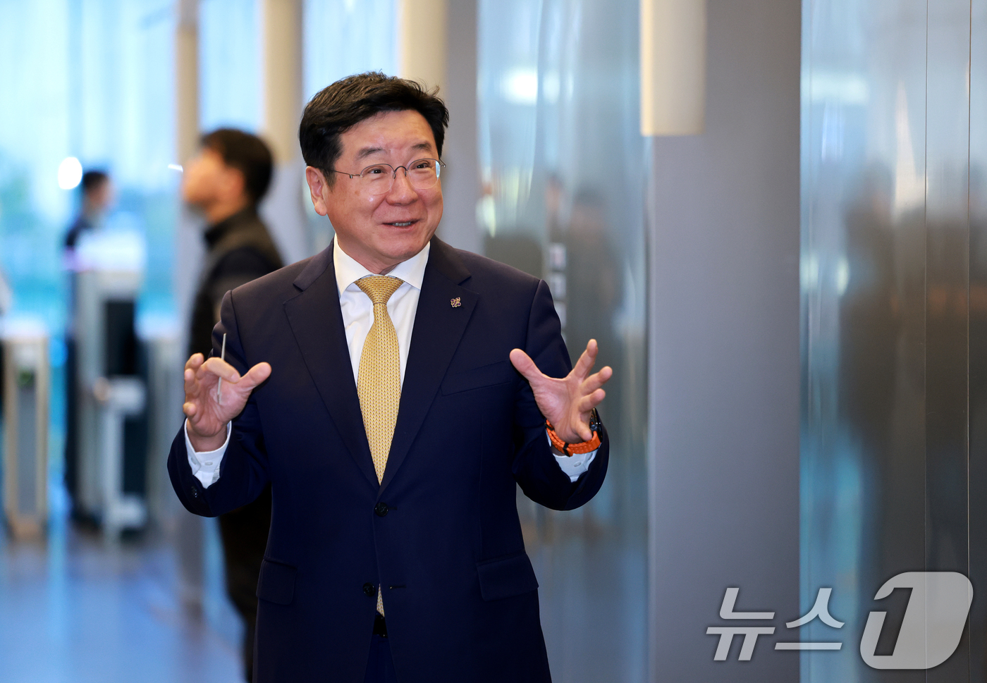 (서울=뉴스1) 이호윤 기자 = 이찬희 삼성 준법감시위원회 위원장이 20일 서울 서초구 삼성생명에서 열린 준범감시위원회 정례회의에 참석하기 전 취재진의 질문에 답하고 있다. 202 …