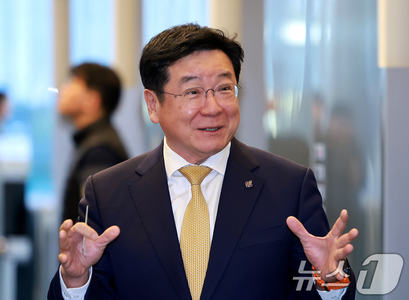 (서울=뉴스1) 이호윤 기자 = 이찬희 삼성 준법감시위원회 위원장이 20일 서울 서초구 삼성생명에서 열린 준범감시위원회 정례회의에 참석하기 전 취재진의 질문에 답하고 있다. 202 …